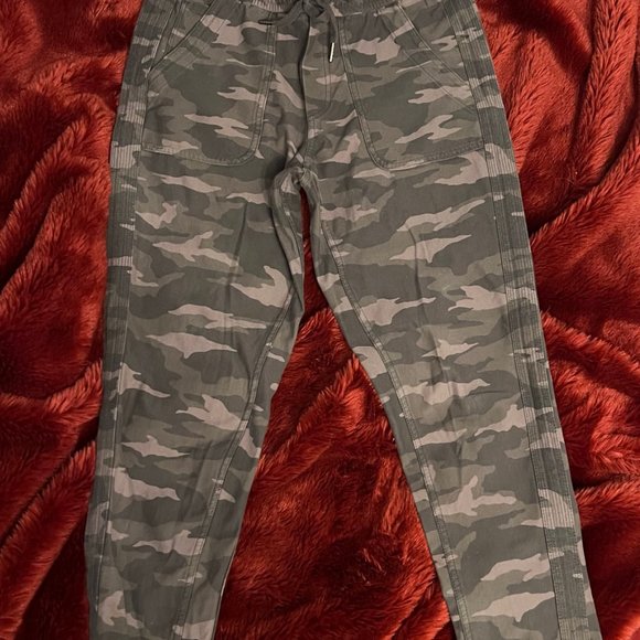 Athleta Farallon Joggers, Camo, Size 2 - Picture 4 of 8